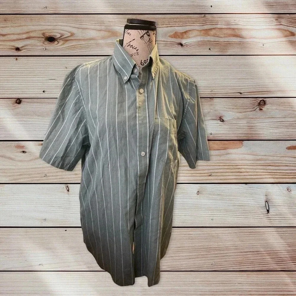 DOCKERS SIZE MEDIUM ( 15/15 1/2) buttons down shirt - Picture 1 of 4